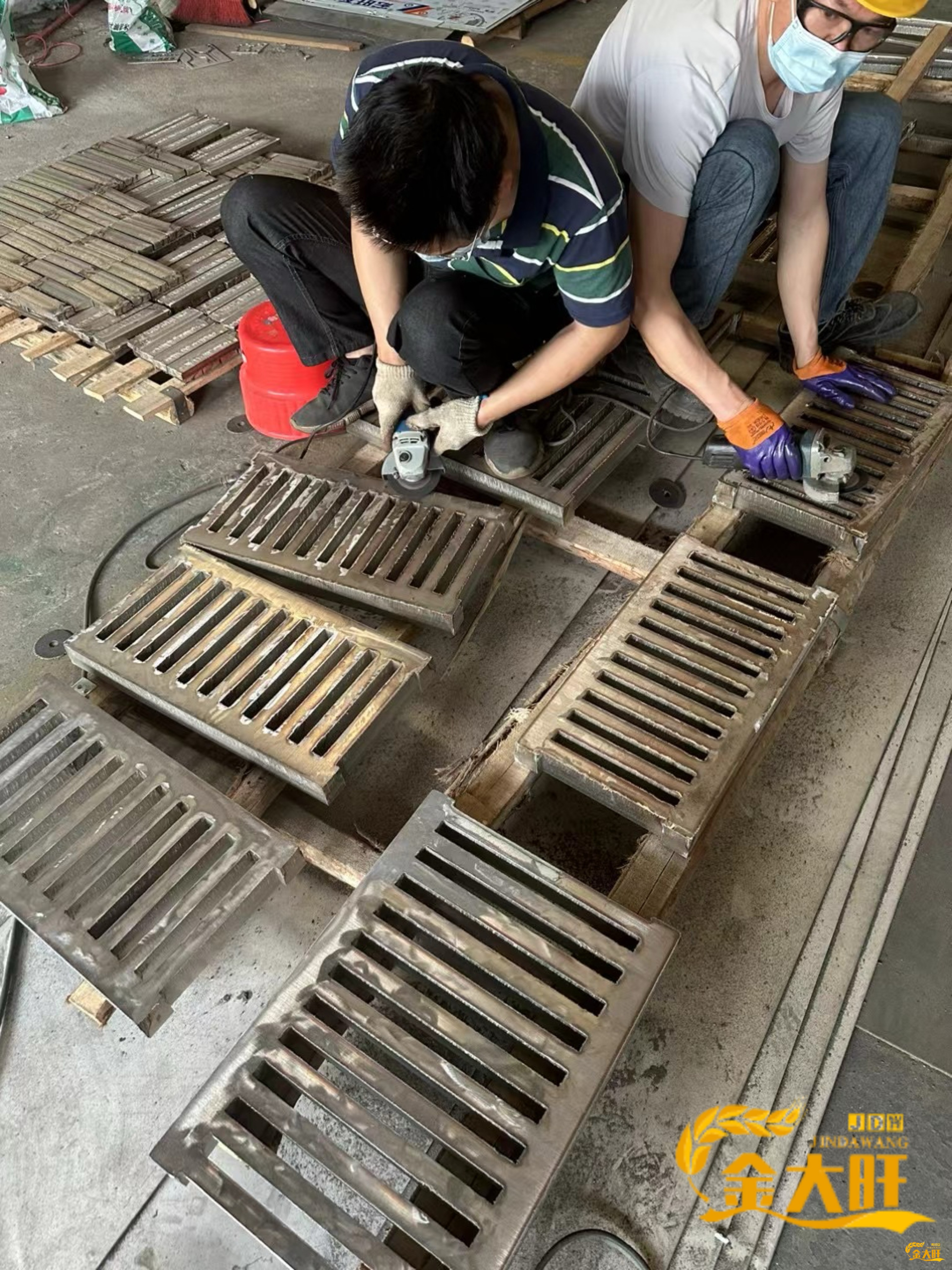 【标题：重载井盖新纪元｜30厚拉丝不锈钢激···